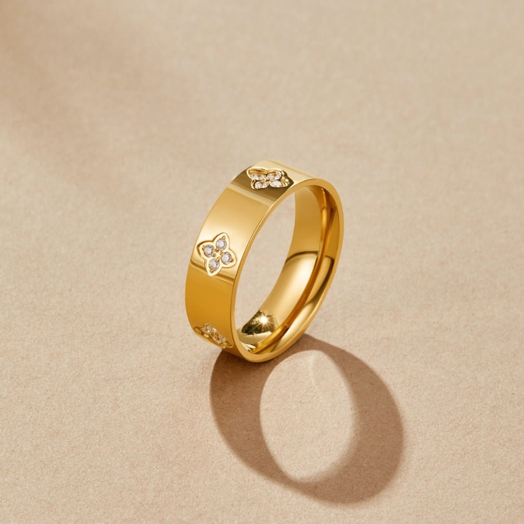 Ring with Crystal Clover Motif