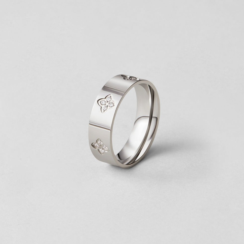 Ring with Crystal Clover Motif