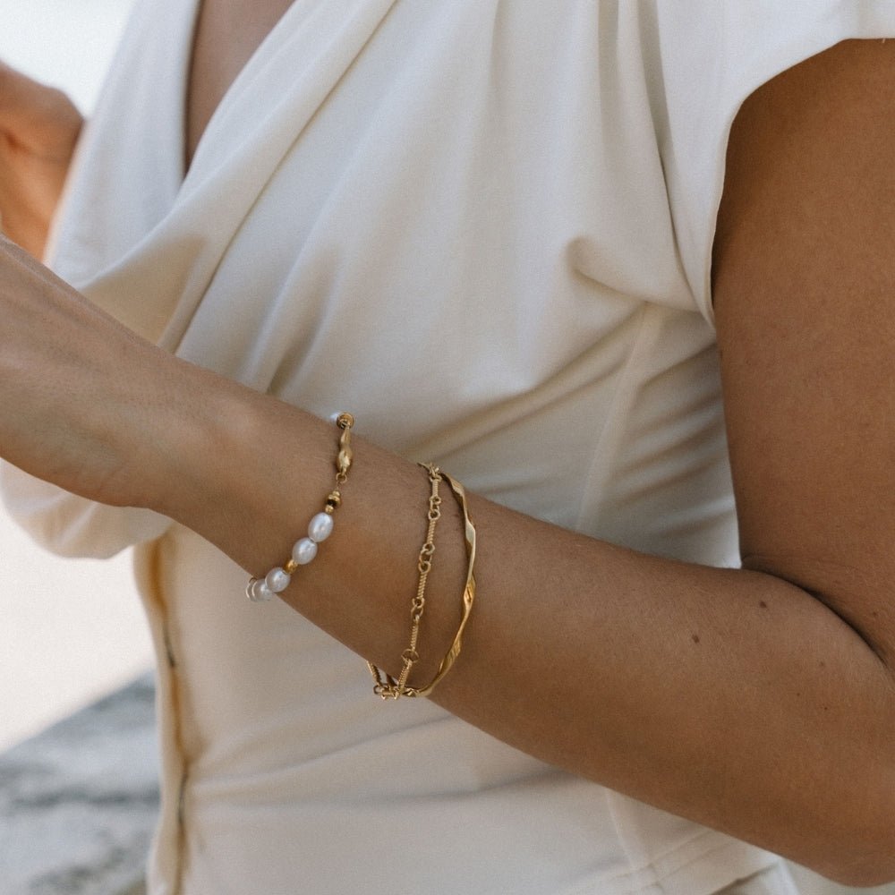 Gold Tone Figaro Knot Chain Bracelet
