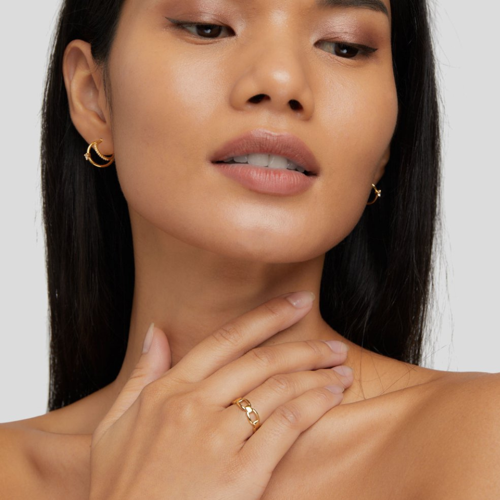 Gold Chain Ring with Linked Band Design