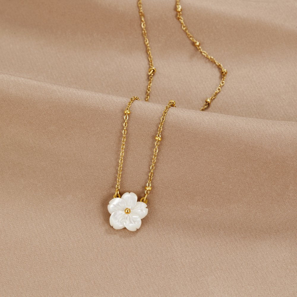 Flower Pendant Necklace with White Blossom