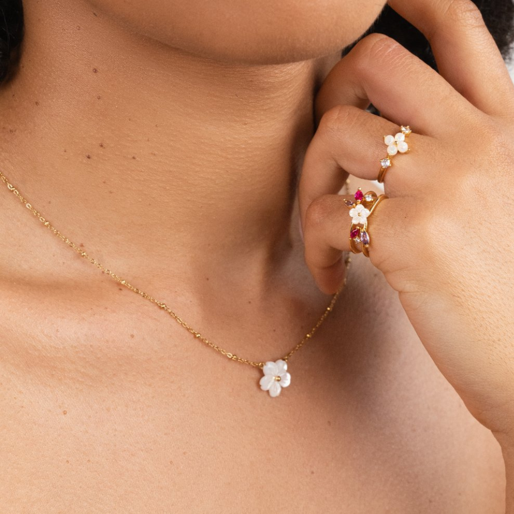 Flower Pendant Necklace with White Blossom