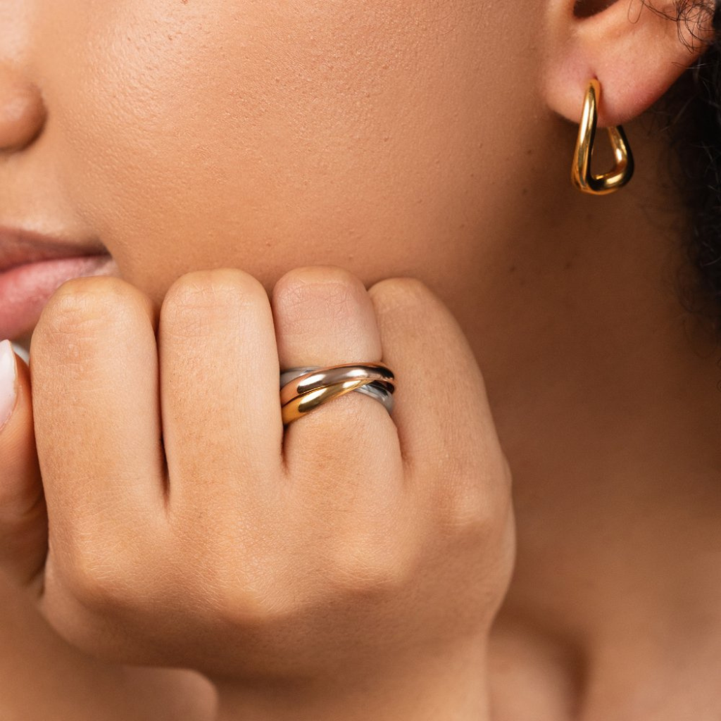 Multicolor Ring with Interlocked Bands