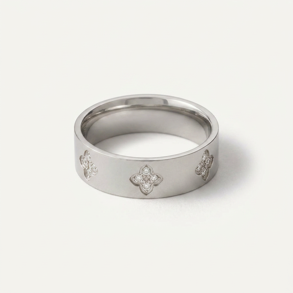 Ring with Crystal Clover Motif