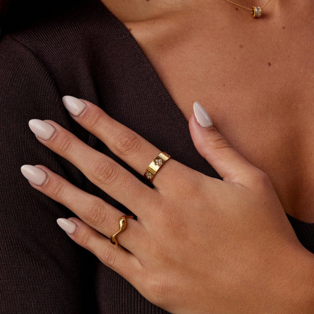 Ring with Crystal Clover Motif