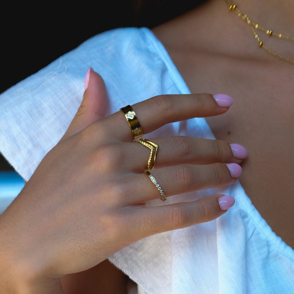 Ring with Crystal Clover Motif