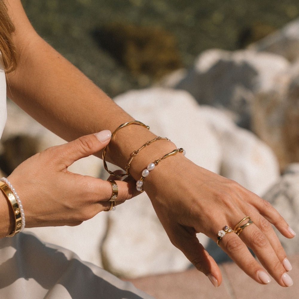 Gold Tone Figaro Knot Chain Bracelet