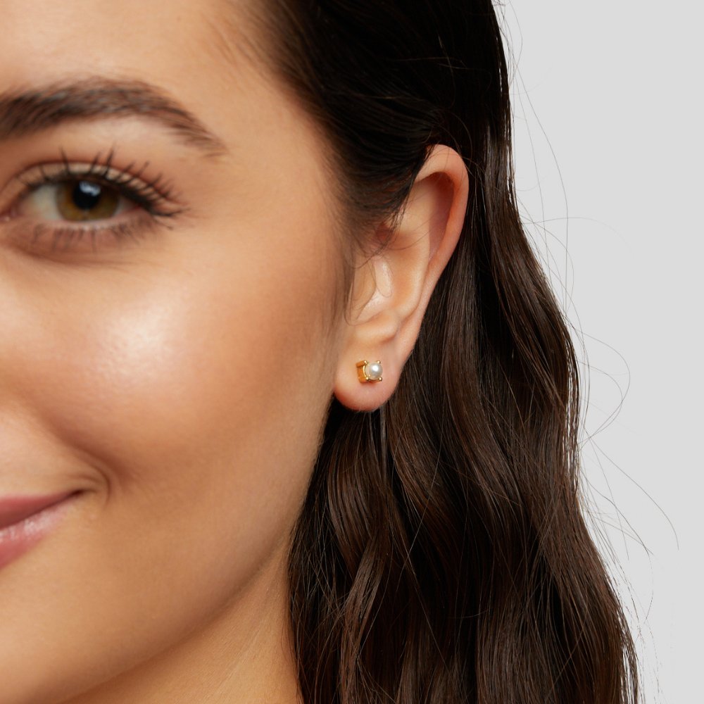 Gold Stud Earrings with Freshwater Pearl
